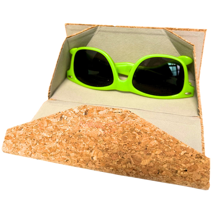 Sonnenbrille in aufgeklapptem faltbaren Brillenetuis aus Kork #color_beige