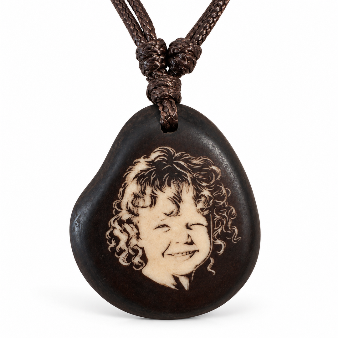 Kette mit Foto Gravur – personalisierter Tagua Anhänger Braun mit deinem Bild, inkl. Band