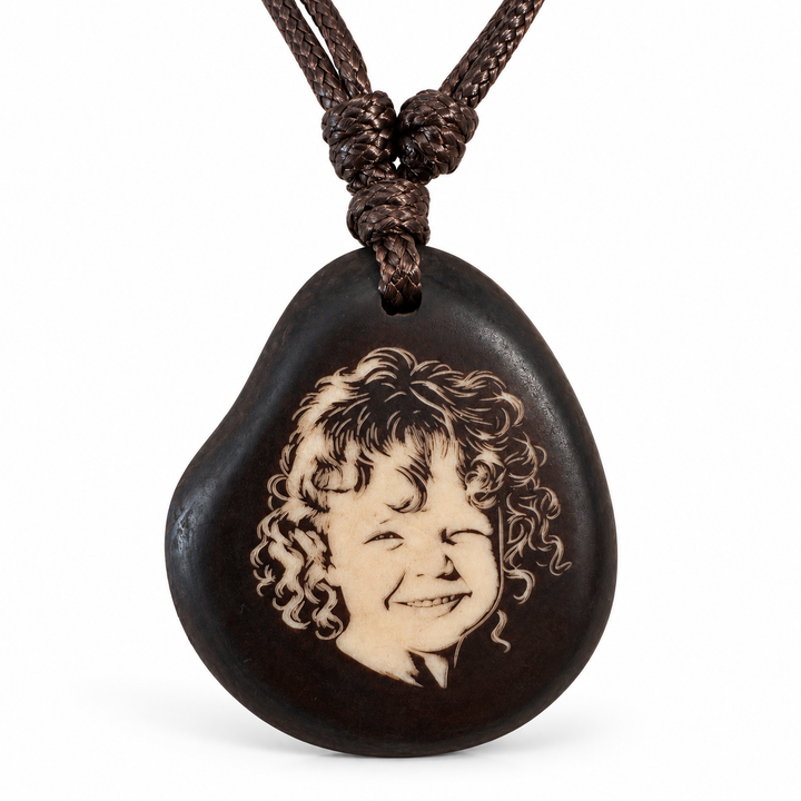 Kette mit Foto Gravur – personalisierter Tagua Anhänger Braun mit deinem Bild, inkl. Band