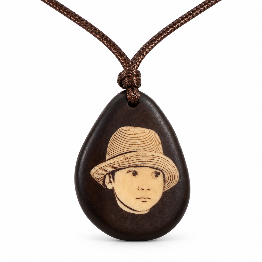 Kette mit Foto Gravur – personalisierter Tagua Anhänger Braun mit deinem Bild, inkl. Band