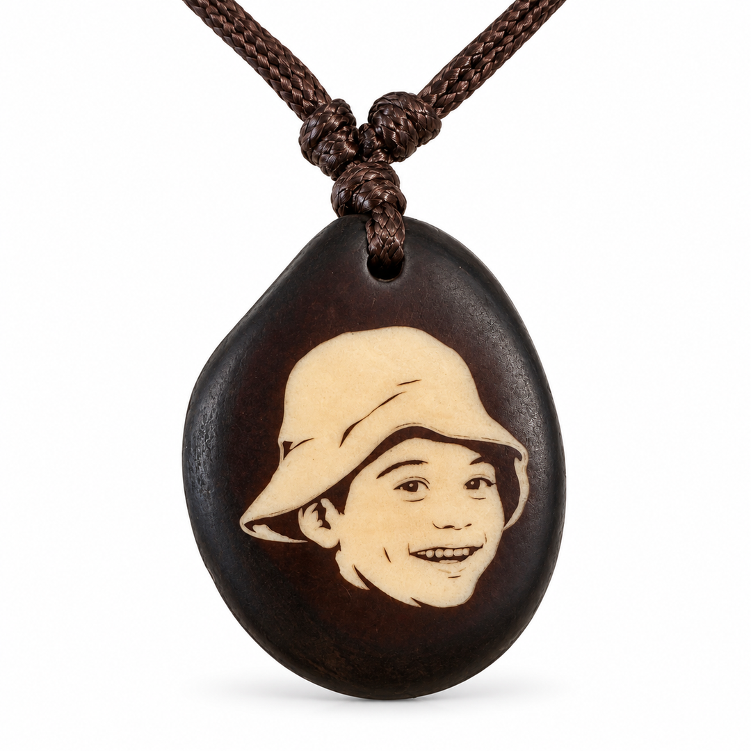 Kette mit Foto Gravur – personalisierter Tagua Anhänger Braun mit deinem Bild, inkl. Band