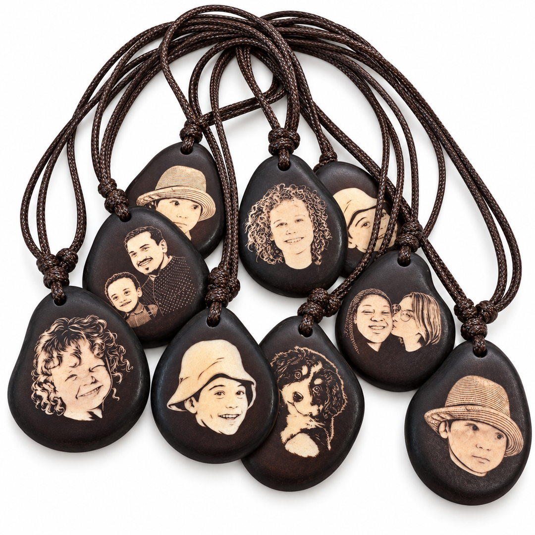 Kette mit Foto Gravur – personalisierter Tagua Anhänger Braun mit deinem Bild, inkl. Band