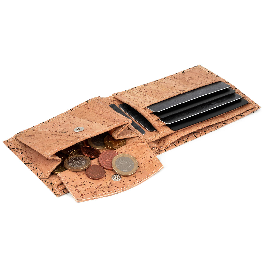 Aufgeklappter Geldbeutel aus hellem Kork liegend mit Münzfach und vielen Kartensteckplätzen #color_metrisch