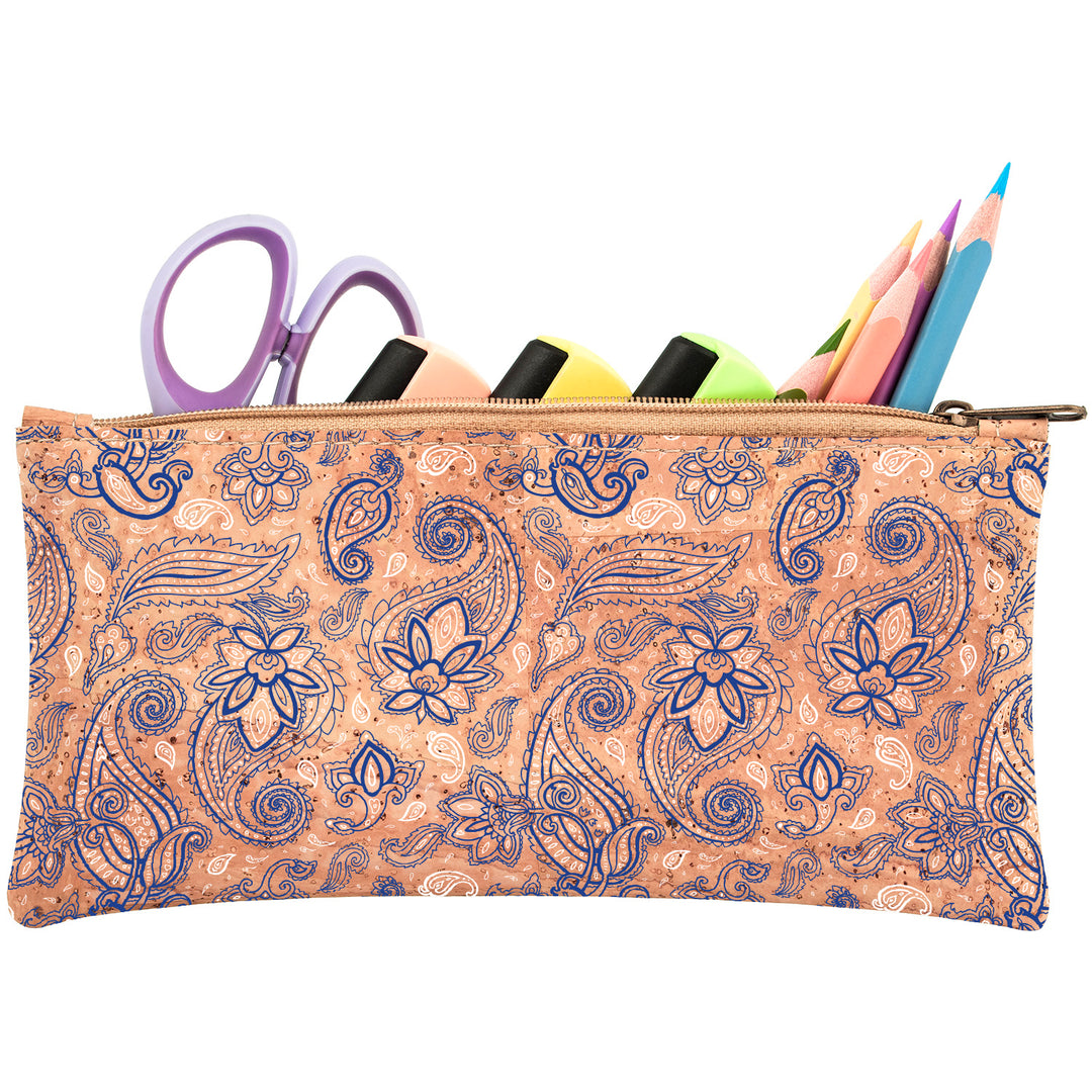Seitenansicht einer längliche Korktasche gefüllt mit Stiften, Markern und Schere, Farbe beige mit floralem Muster in blau #color_bandana
