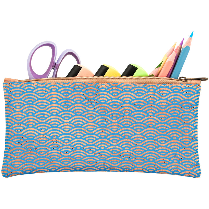 Seitenansicht einer längliche Korktasche gefüllt mit Stiften, Markern und Schere, Farbe beige mit blauem Wellenmuster #color_japan-wave