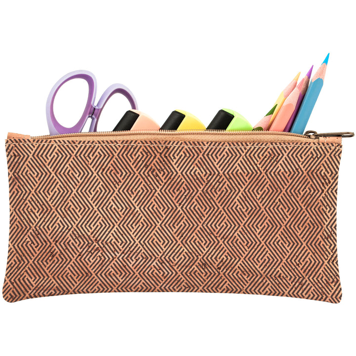 Seitenansicht einer längliche Korktasche gefüllt mit Stiften, Markern und Schere, Farbe beige mit dunklem Linienmuster #color_vinicunca