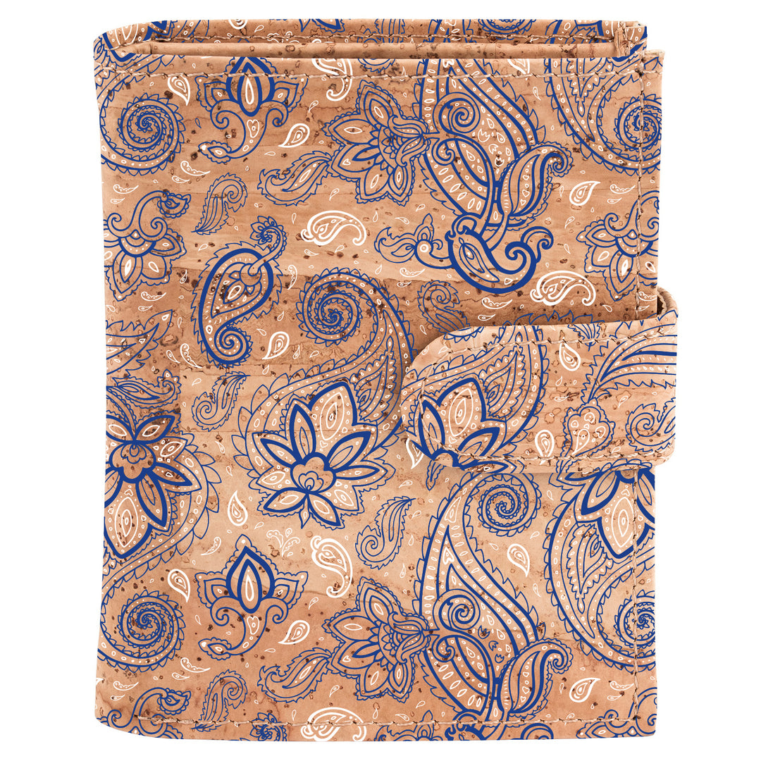 Außenansicht stehender Geldbeutel aus hellem Kork mit blauem Blumenmuster mit Verschlusslasche  #color_bandana