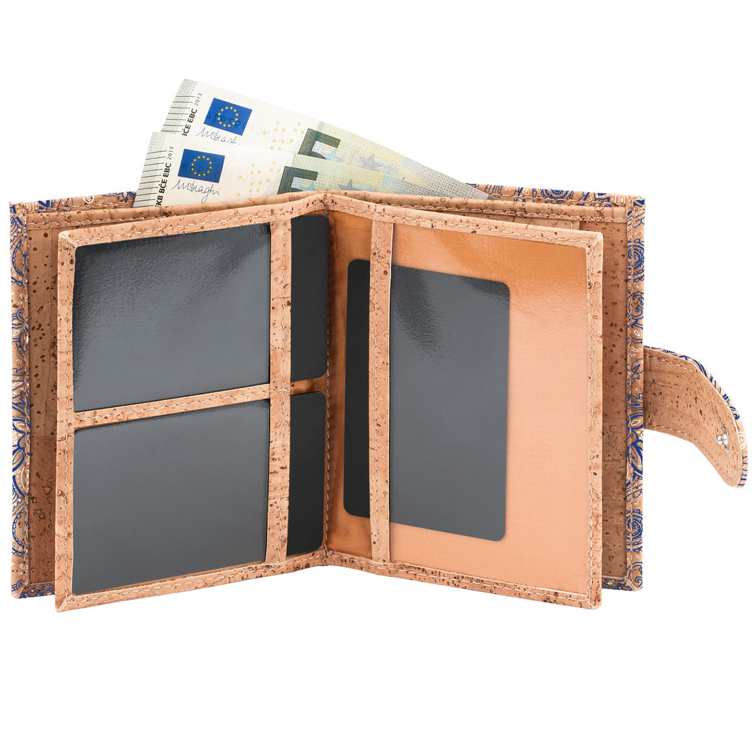 Aufgeklappter heller Kork Geldbeutel mit mehreren Sichtfenster, Kartensteckplätzen und Fach für Geldscheine#color_bandana