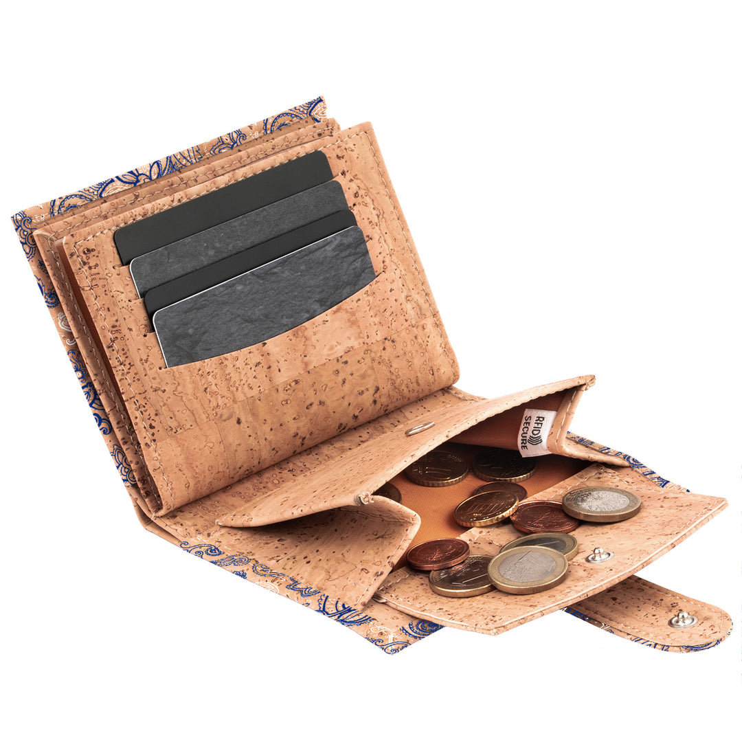 Geöffneter Kork Geldbeutel mit Münzen in Münzfach mit RFID Schutz und Kartenfächern #color_bandana