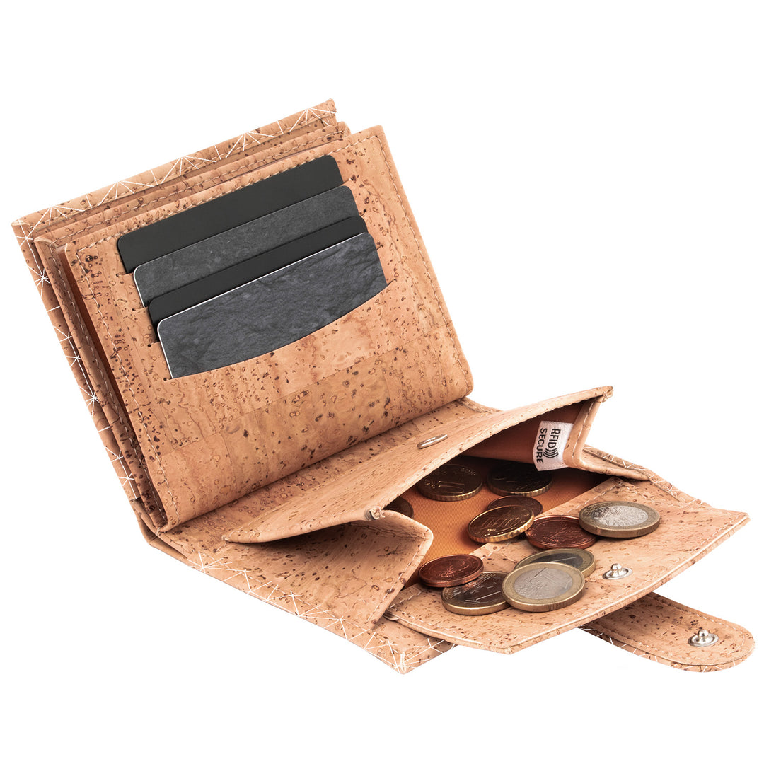 Offener, liegender Geldbeutel aus hellem Kork mit Kartenfächern und Münzen in offenem Münzfach #color_metrisch-weiss