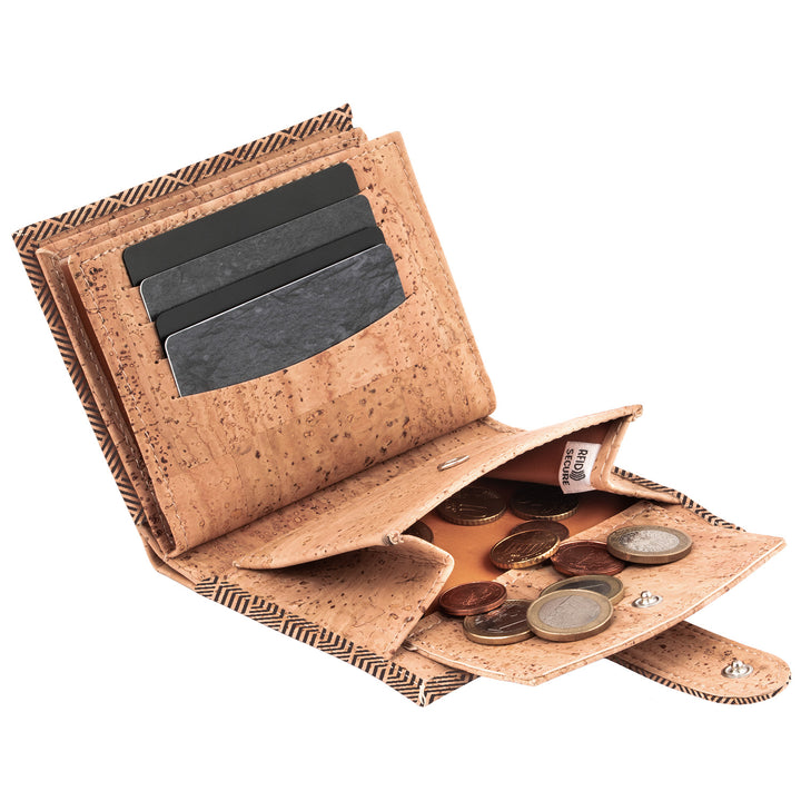 Offener, liegender Geldbeutel aus hellem Kork mit Kartenfächern und Münzen in offenem Münzfach #color_vinicunca