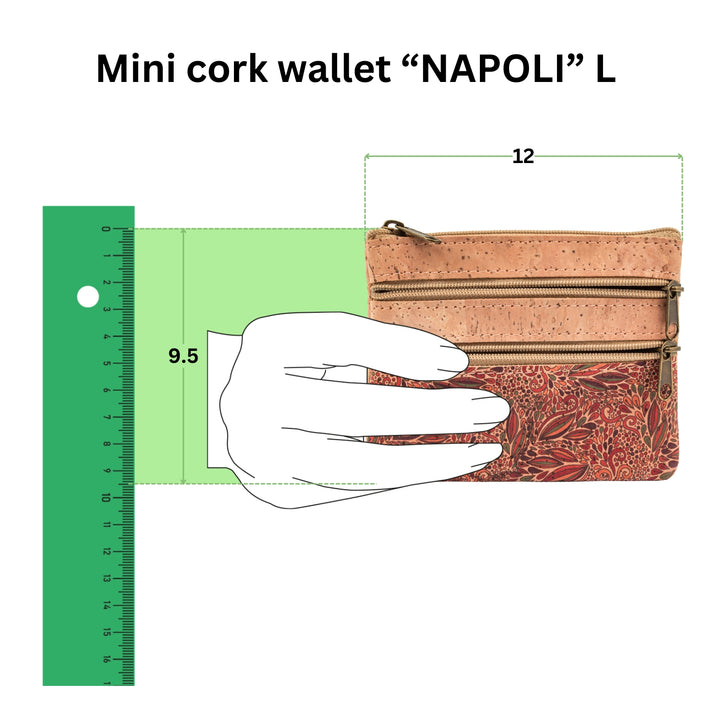 Anschauliche Grafik mit Kork Geldbörse in einer Hand mit Größenangabe 12 mal 9.5 in Zentimeter