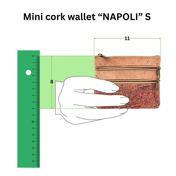 Anschauliche Grafik mit kleiner Kork Geldbörse in einer Hand mit Größenangabe 11 mal 8 in Zentimeter