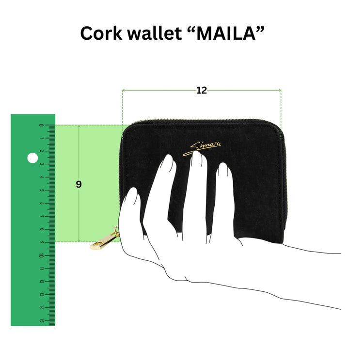 Anschauliche Grafik mit Kork Geldbeutel Modell Maila in einer Hand mit Größenangabe 12 mal 9 in Zentimeter #color_schwarz