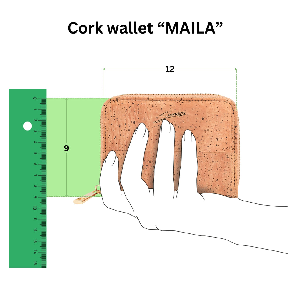 Anschauliche Grafik mit Kork Geldbeutel Modell Maila in einer Hand mit Größenangabe 12 mal 9 in Zentimeter #color_beige