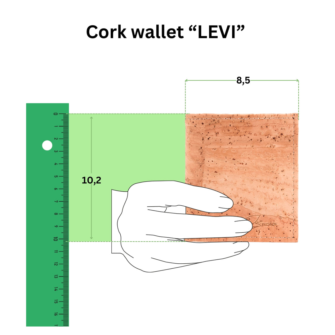 Anschauliche Grafik mit Kork Geldbeutel Modell Levi in einer Hand mit Größenangabe 10.2 mal 8.5 in Zentimeter #color_braun