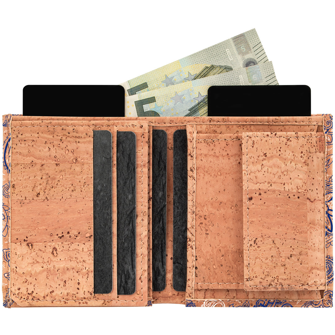 Aufgeklappter heller Kork Geldbeutel mit Münzfach, Kartensteckplätzen und Fach für Geldscheine #color_bandana