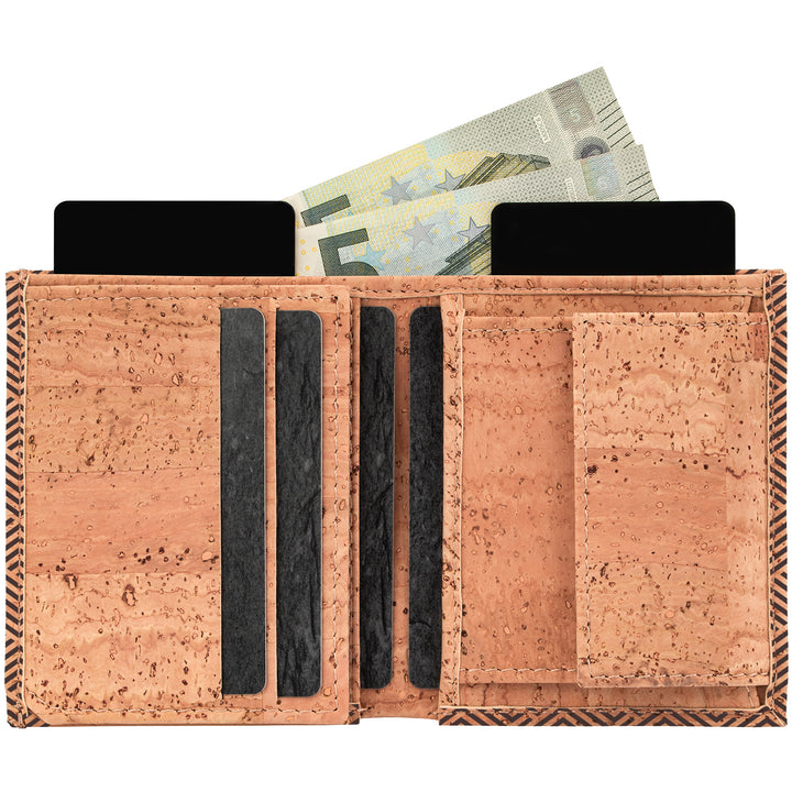 Aufgeklappter heller Kork Geldbeutel mit Münzfach, Kartensteckplätzen und Fach für Geldscheine #color_vinicunca