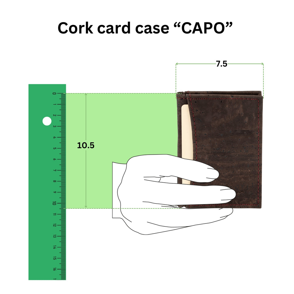Anschauliche Grafik mit Kork Geldbeutel in einer Hand mit Größenangabe 10.5 mal 7.5 in Zentimeter #color_braun