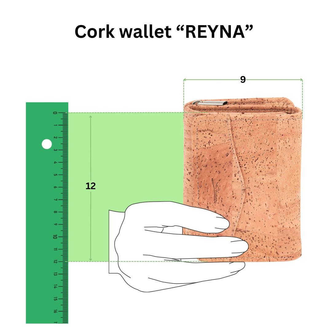 Anschauliche Grafik mit Kork Geldbeutel Modell Reyna in einer Hand mit Größenangabe 12 mal 9 in Zentimeter #color_beige