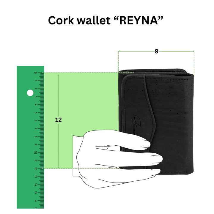 Anschauliche Grafik mit Kork Geldbeutel Modell Reyna in einer Hand mit Größenangabe 12 mal 9 in Zentimeter #color_schwarz
