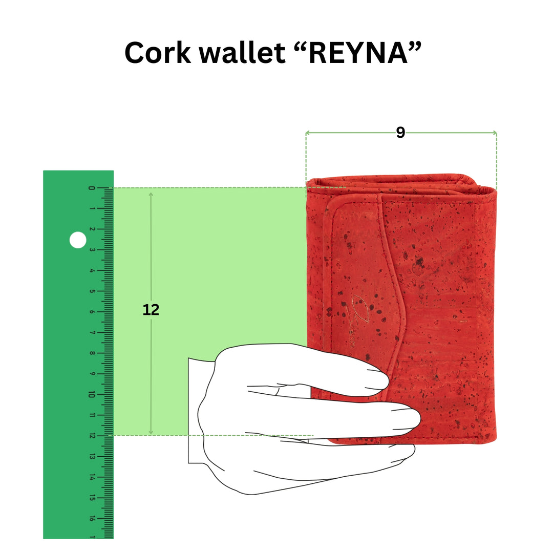 Anschauliche Grafik mit Kork Geldbeutel Modell Reyna in einer Hand mit Größenangabe 12 mal 9 in Zentimeter #color_rot
