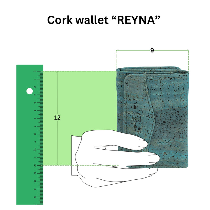 Anschauliche Grafik mit Kork Geldbeutel Modell Reyna in einer Hand mit Größenangabe 12 mal 9 in Zentimeter #color_tuerkis 