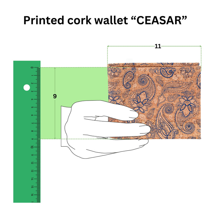Anschauliche Grafik mit Kork Geldbeutel Modell Ceasar in einer Hand mit Größenangabe 11 mal 9 in Zentimeter #color_metrisch-weiss