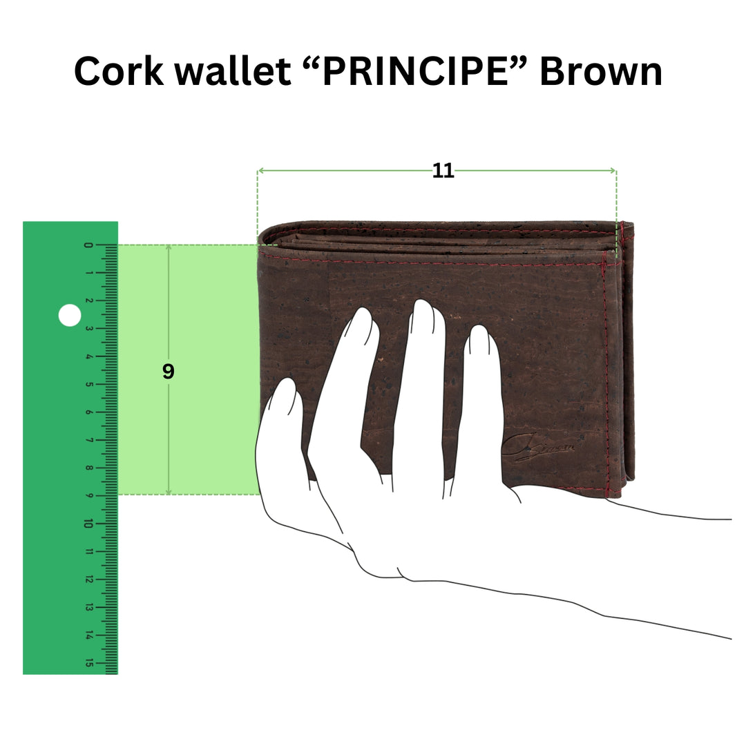 Anschauliche Grafik mit Kork Geldbeutel Modell Principe in einer Hand mit Größenangabe 11 mal 9 in Zentimeter #color_braun