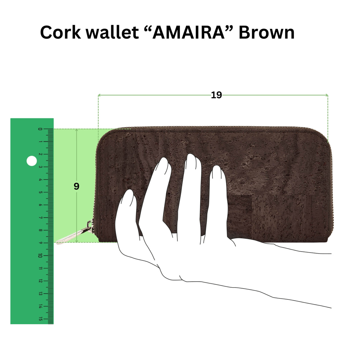 Anschauliche Grafik mit Kork Geldbeutel Modell Amaira in einer Hand mit Größenangabe 19 mal 9 in Zentimeter #color_braun