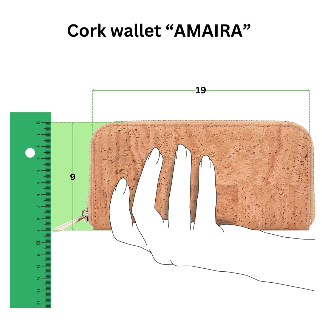 Anschauliche Grafik mit Kork Geldbeutel Modell Amaira in einer Hand mit Größenangabe 19 mal 9 in Zentimeter #color_beige