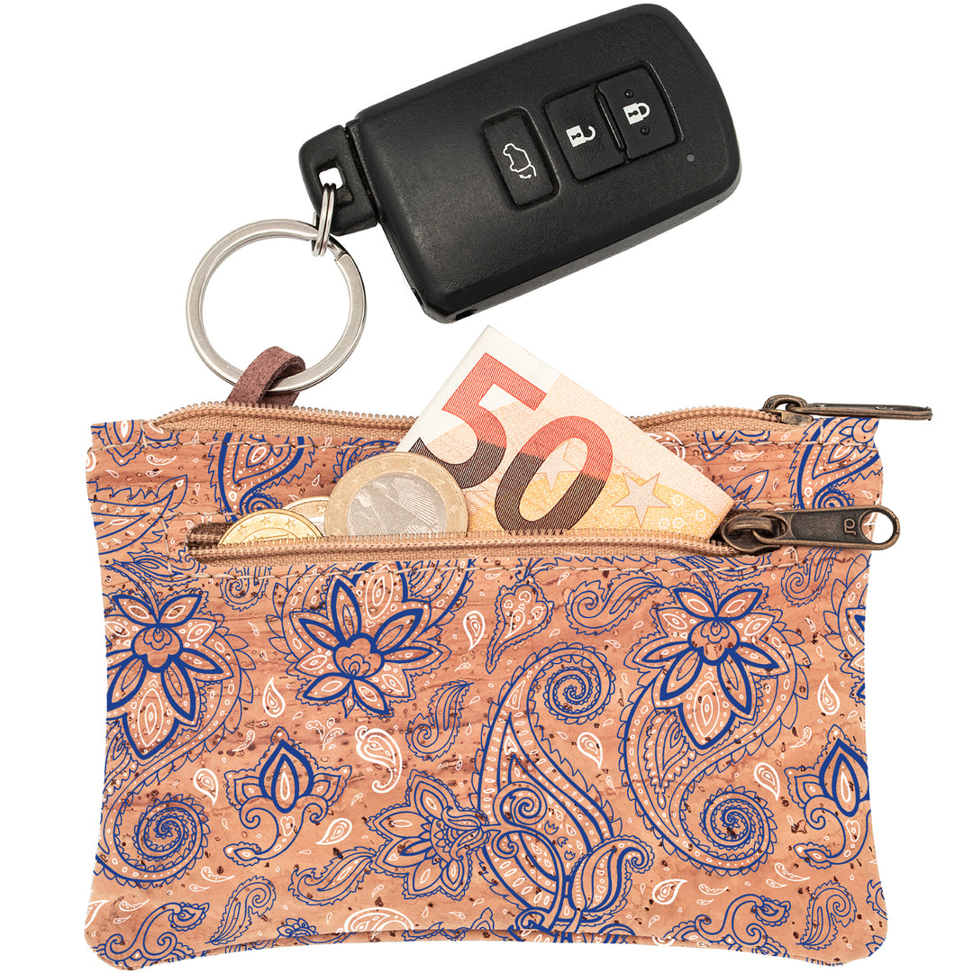 Schlüsseltasche aus hellem Kork mit blauem Blumenmuster, Autoschlüssel an Schlüsselring und 50 Euro Schein sowie Münzgeld in Seitenfach mit Reißverschluss #color_bandana