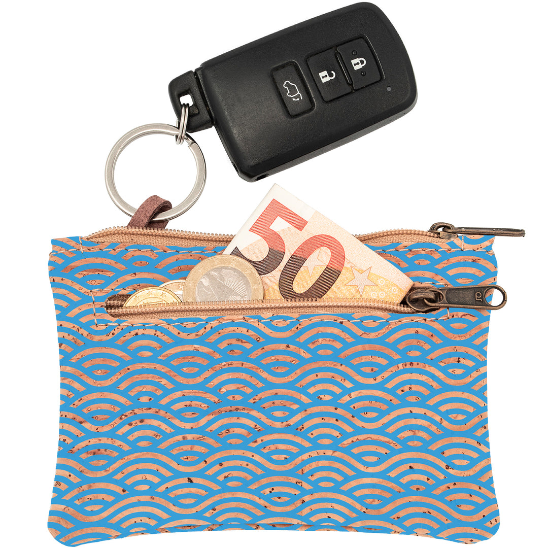 Schlüsseltasche aus hellem Kork mit blauem Wellenmuster, Autoschlüssel an Schlüsselring und 50 Euro Schein sowie Münzgeld in Seitenfach mit Reißverschluss #color_japan-wave