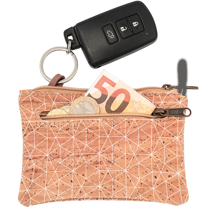 Schlüsseltasche aus hellem Kork mit weißem Linienmuster, Autoschlüssel an Schlüsselring und 50 Euro Schein sowie Münzgeld in Seitenfach mit Reißverschluss #color_metrisch-weiss