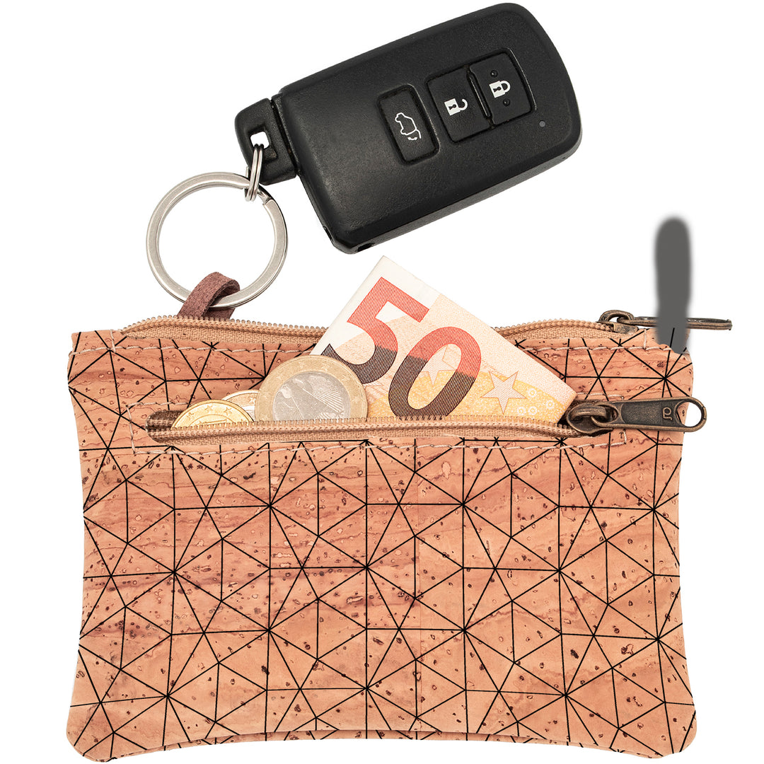 Schlüsseltasche aus hellem Kork mit schwarzem Linienmuster, Autoschlüssel an Schlüsselring und 50 Euro Schein sowie Münzgeld in Seitenfach mit Reißverschluss #color_metrisch