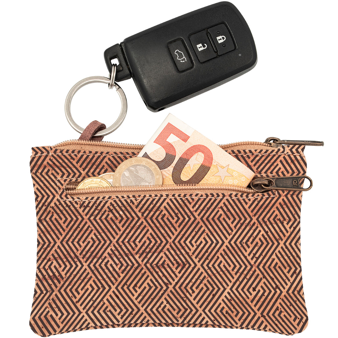 Schlüsseltasche aus hellem Kork mit dunklem Gittermuster, Autoschlüssel an Schlüsselring und 50 Euro Schein sowie Münzgeld in Seitenfach mit Reißverschluss #color_vinicunca