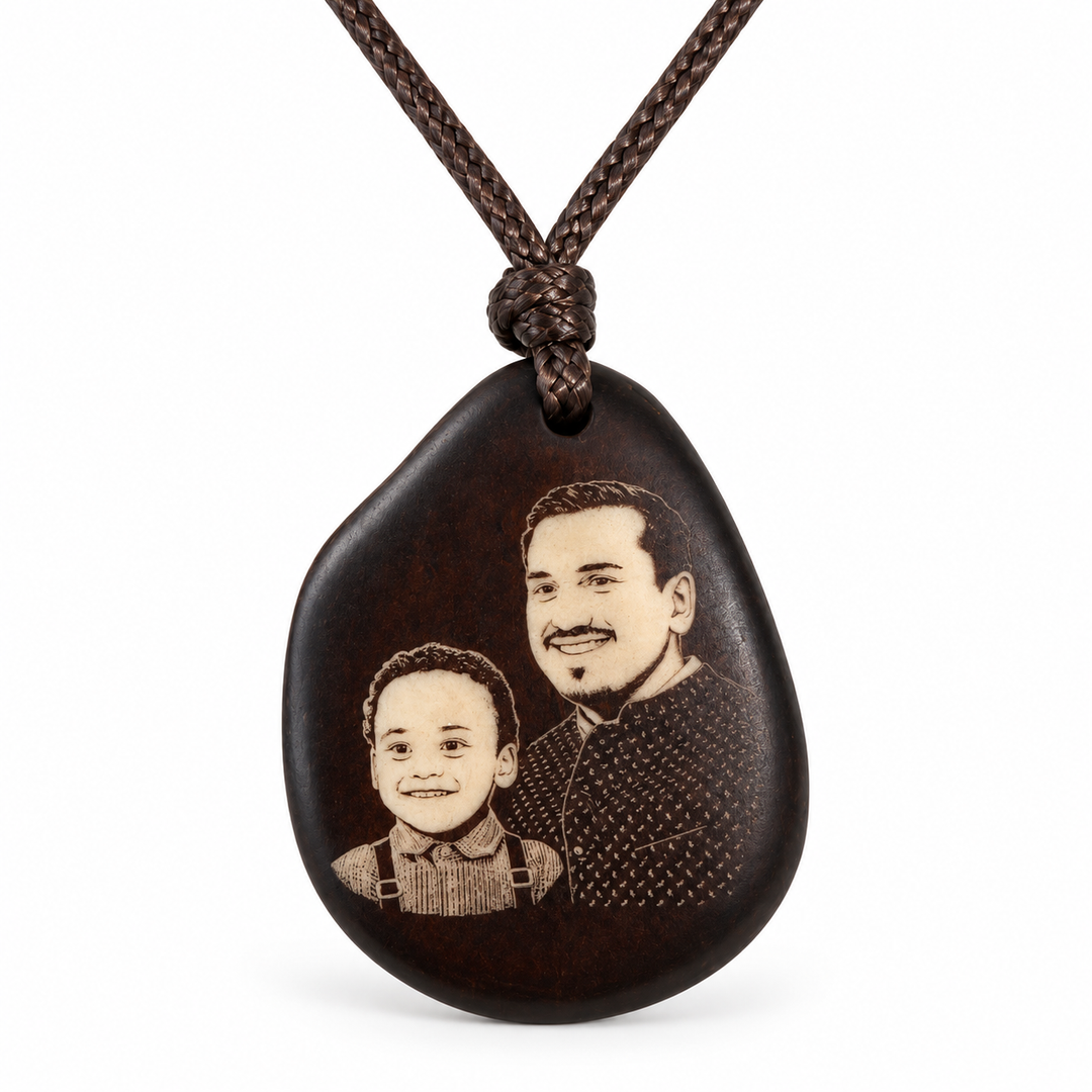 Kette mit Foto Gravur – personalisierter Tagua Anhänger Braun mit deinem Bild, inkl. Band