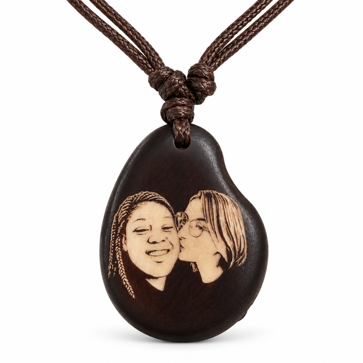Kette mit Foto Gravur – personalisierter Tagua Anhänger Braun mit deinem Bild, inkl. Band