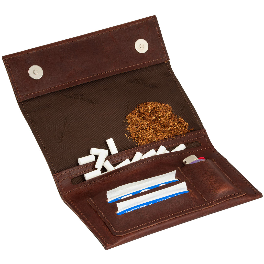 Geöffnete Tabaktasche aus braunem Leder mit fächern für Tabak, Filter, Paper und Feuerzeug