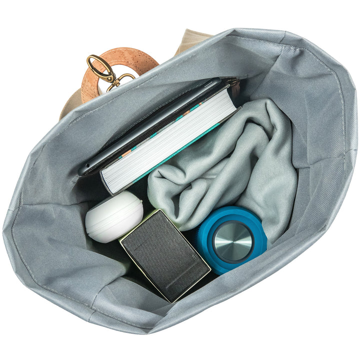Draufsicht auf vollgepackten grauer Toploader Rucksack mit Laptop, Buch, Jacke, Trinkflasche, Brillenetui und großer Box im Inneren 