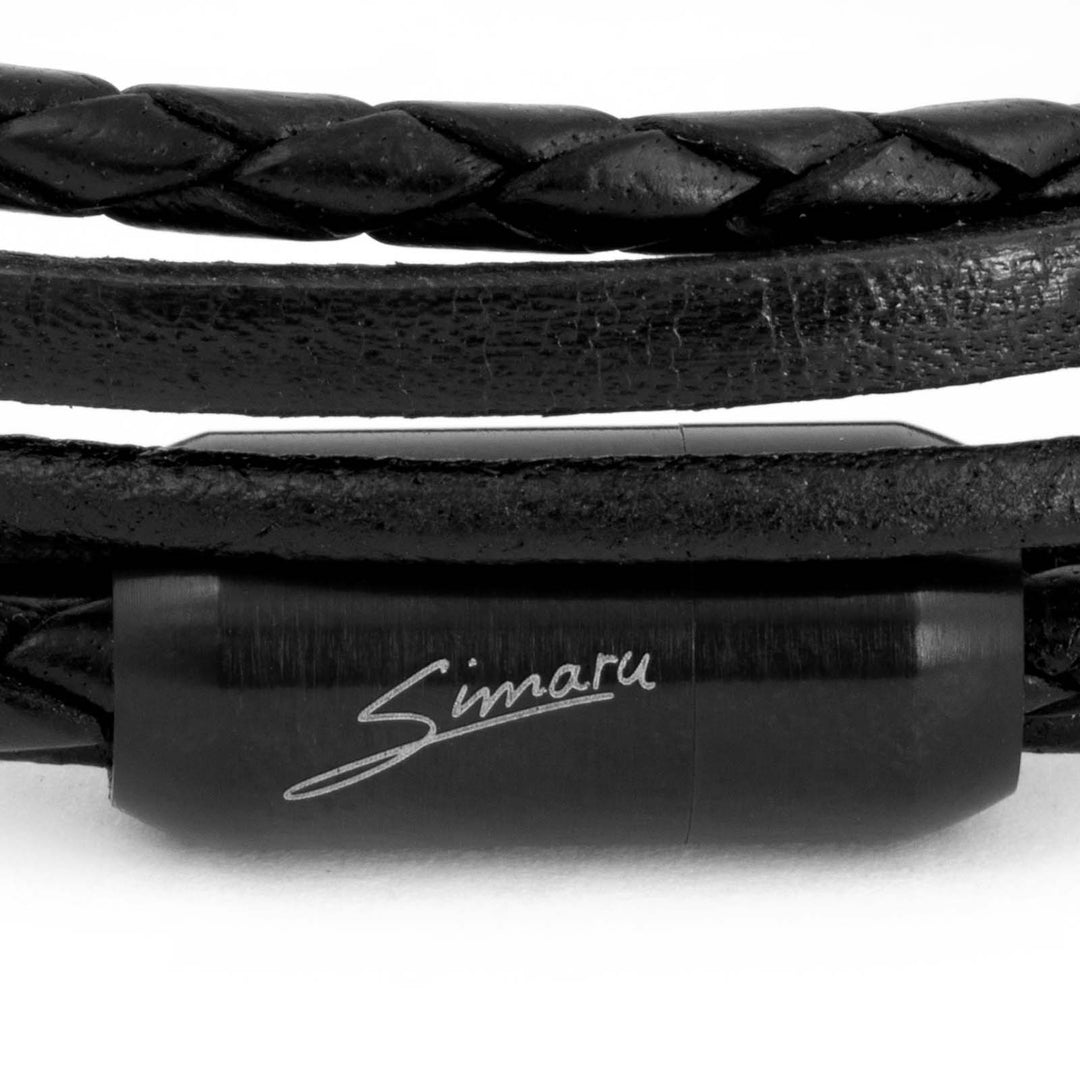 Großaufnahme schwarzer Magnetverschluss mit Simaru Schriftzug an schwarzem Wickelarmband aus Leder
