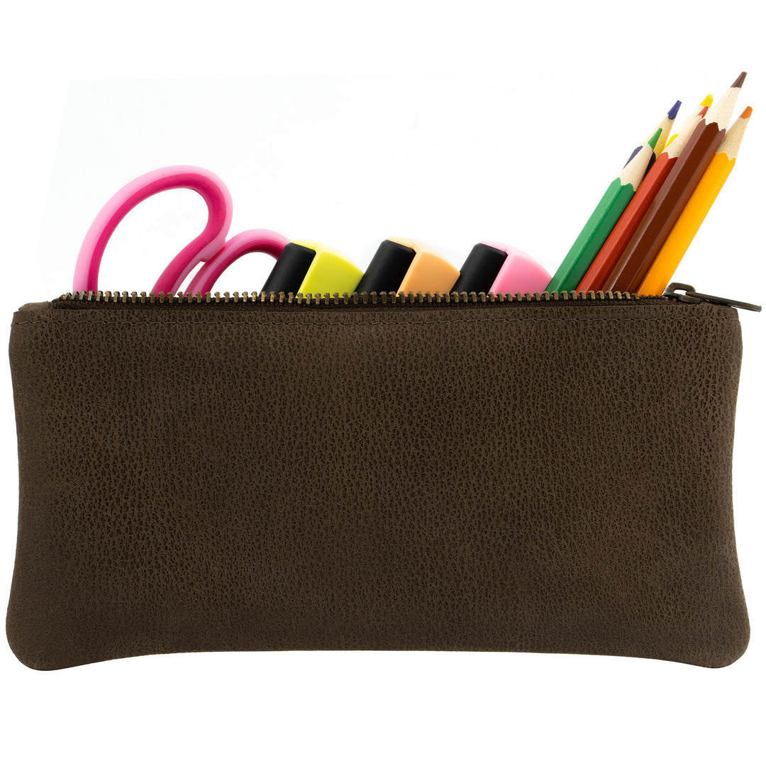 Seitenansicht einer länglichen, braunen Ledertasche gefüllt mit Stiften, Markern und Schere #color_braun