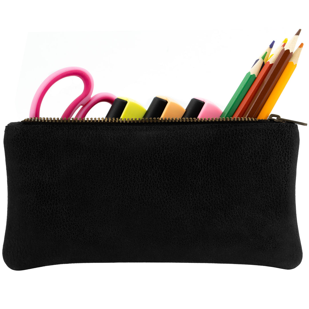 Seitenansicht einer länglichen, schwarzen Ledertasche gefüllt mit Stiften, Markern und Schere #color_schwarz