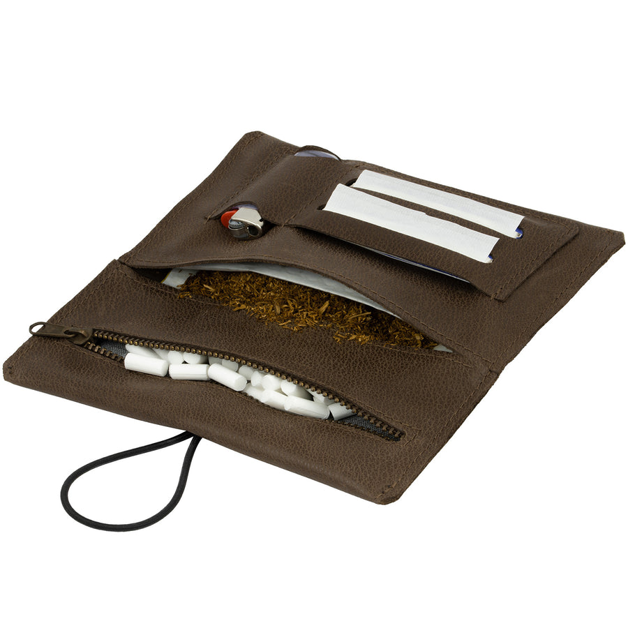 Geöffnete Tabaktasche aus braunem Leder mit fächern für Tabak, Filter, Paper und Feuerzeug #color_braun