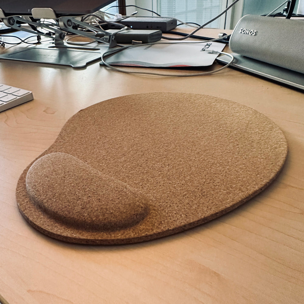 Ovales Mousepad aus hellem Kork mit Auflagefläche für Hand auf Schreibtisch #color_beige