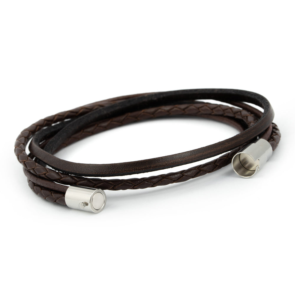 Braunes Wickelarmband aus Leder mit magnetischem Hakenverschluss in silber offen #color_braun