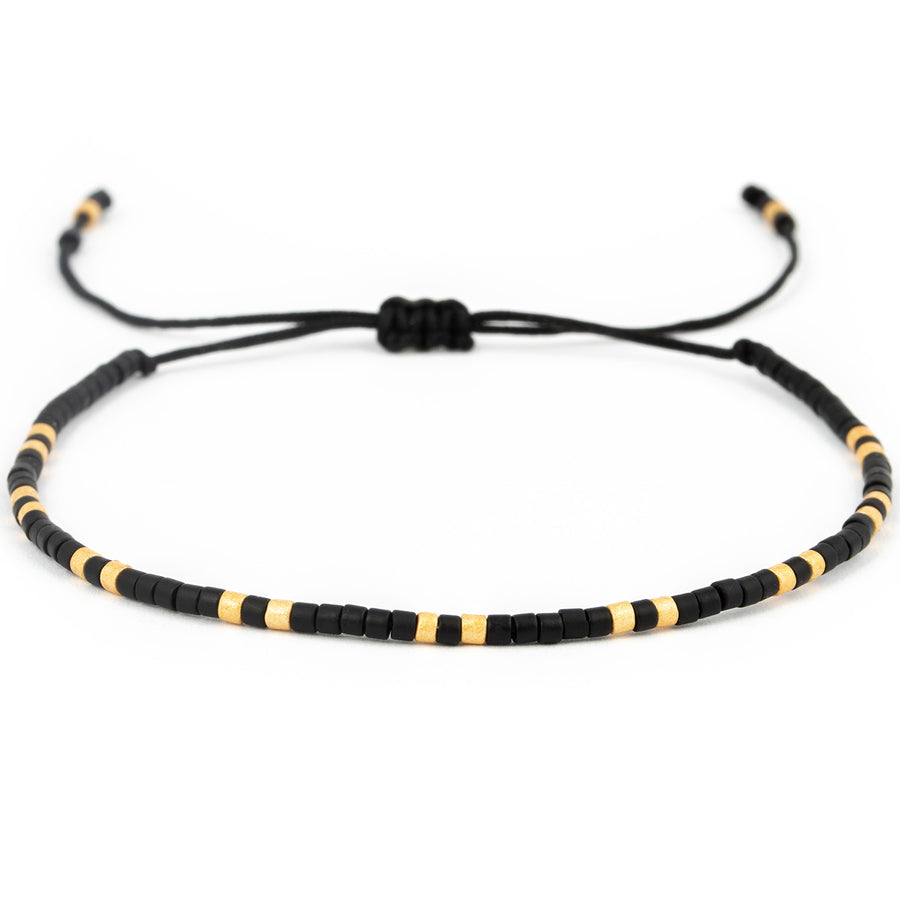 Armband mit einer Perlenreihe in schwarz und gold