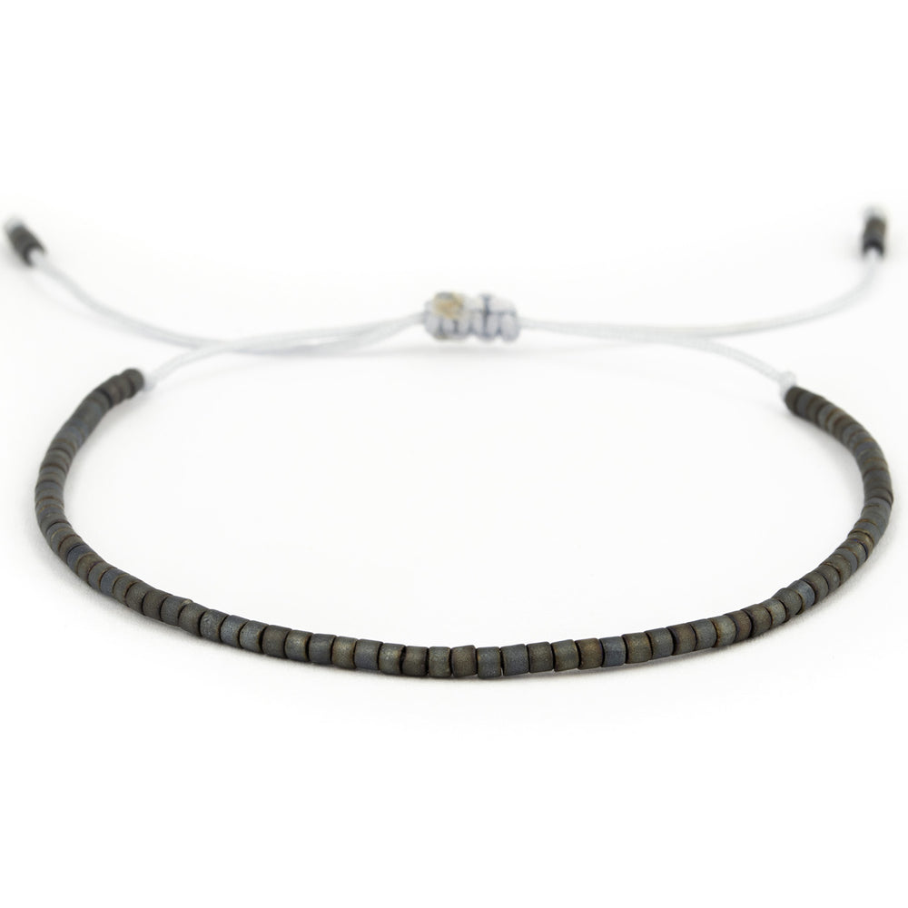 Einfarbiges Armband mit einer Perlenreihe in grau