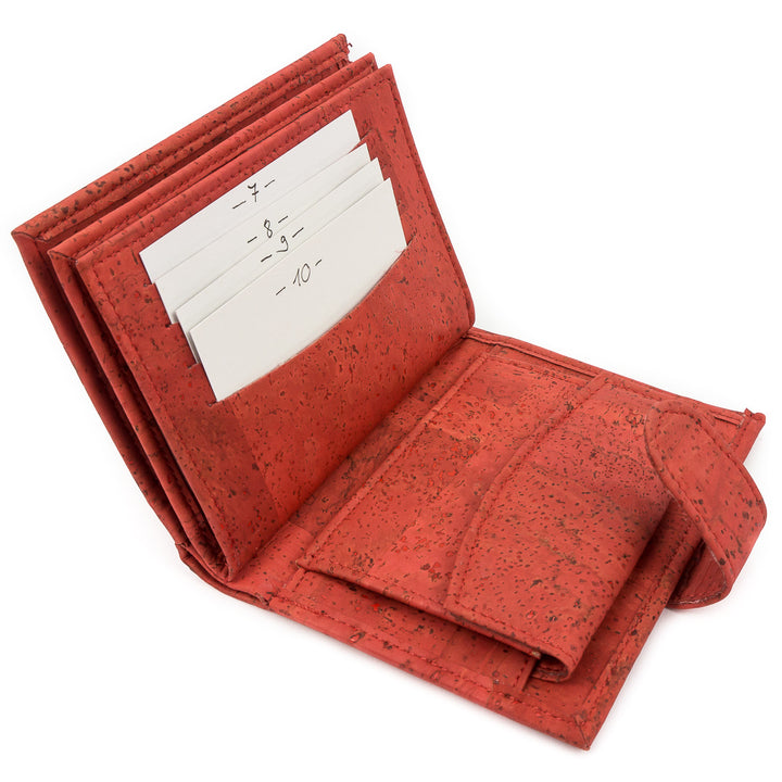 Aufgeklappte, rote Korkgeldbörse mit Münzfach und Kartensteckplätzen #color_rot
