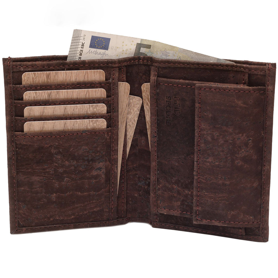 Innenansicht brauner Kork Geldbeutel im Hochformat mit Kartenfächern sowie Münz- und Scheinfach #color_braun